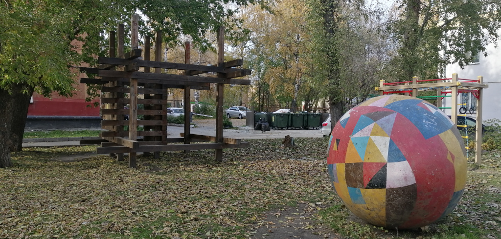 Богдашка Новосибирск двор со скульптурами